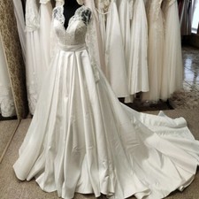 Elegant Lace Long Sleeves Wedding Dresses Illusion V Neck Back Bridal Gowns