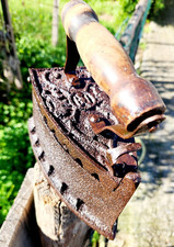 Antico oggetto,ferro da stiro ,manico in legno,funzionamento a carbone,ved.foto