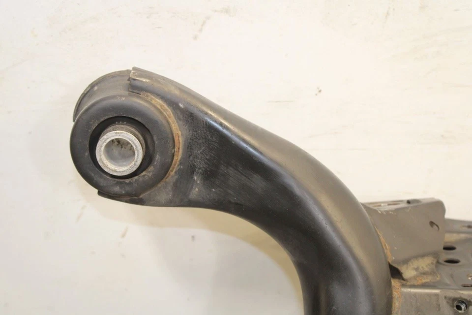 Subquadro transversal suspensão traseira Lexus GS350 AWD 2013-2020 51206-30141 FABRICANTE DE EQUIPAMENTO ORIGINAL - Imagem 3 de 4