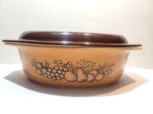 VINTAGE 2.5 QT. "OLD ORCHARD"  PYREX COVERED CASSEROLE