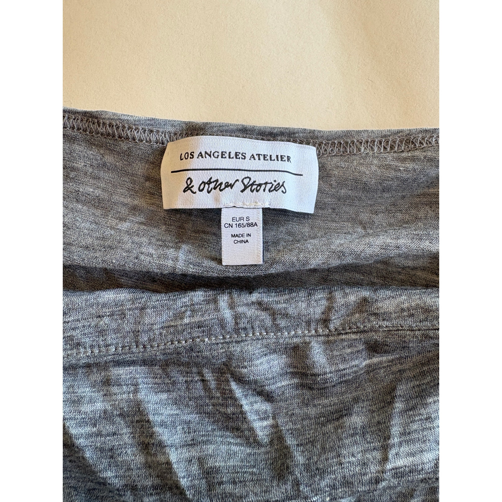 ALTRA Top grigio con scollatura Los Angeles Atelier & Other Stories PICCOLO