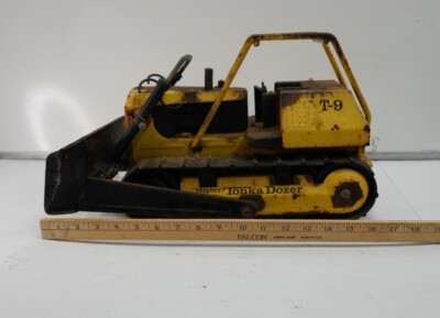 Vintage 1974/75 Mighty Tonka Dozer Bulldozer T-9 No. 3907 patina