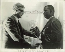Foto de prensa de 1965 Michael Caine y Thomas Baptiste en escena "The Ipcress File"