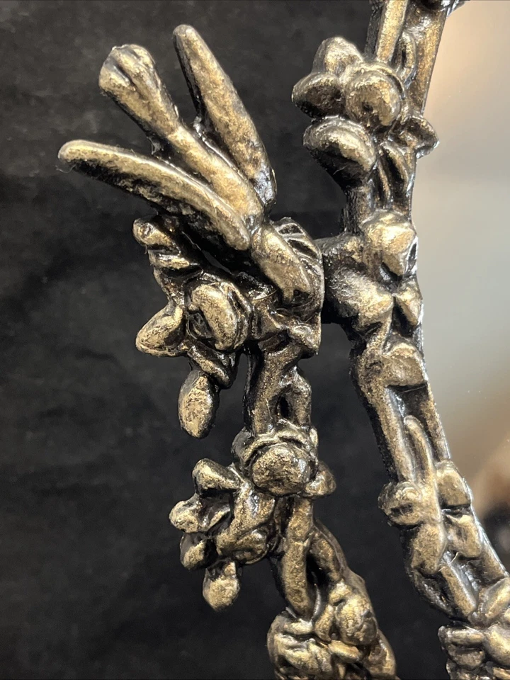 Espejo de tocador de metal dorado Robert Emig. Pivote ovalado victoriano ornamentado de flora y fauna Foto 4 de 4