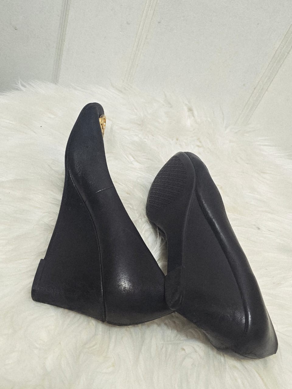 TORY BURCH Chelsea Black Leather shoe Gold Tone Logo Wedges Size 7M thumbnail 9