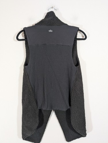 Alo Yoga Womens Black Cozy Up Fuzzy Fleece Vest S Gorpcore Outdoor Lightweight - Picture 2 of 4