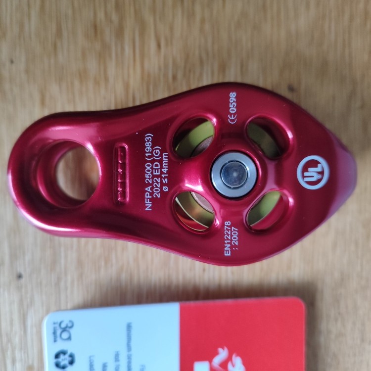 Poulie fixe PINTO 110 DMM rouge compacte à flasques fixes rigides - 3