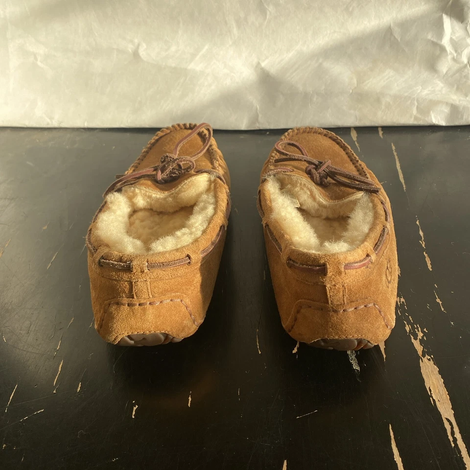 Zapatilla mocasín UGG para mujer de cuero con piel de oveja interior y suela de goma talla 9 Foto 3 de 4