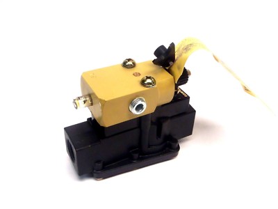 Master Pneumatic D600062 3/4'' NPFT Downstream of Valve Point Serv-Oil Lubricator