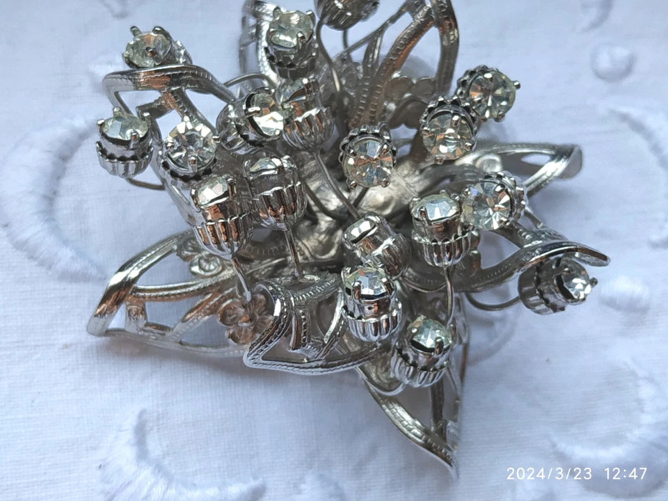 SPILLA GRANDE A FIORE COLOR ARGENTO  CON STRASS  BIJOUX IDEA REGALO - Immagine 3 di 4
