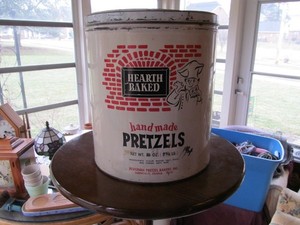 Vintage Revonah Pretzel Bakery Metal Tin HANOVER YORK COUNTY PA 2.25 LB Empty