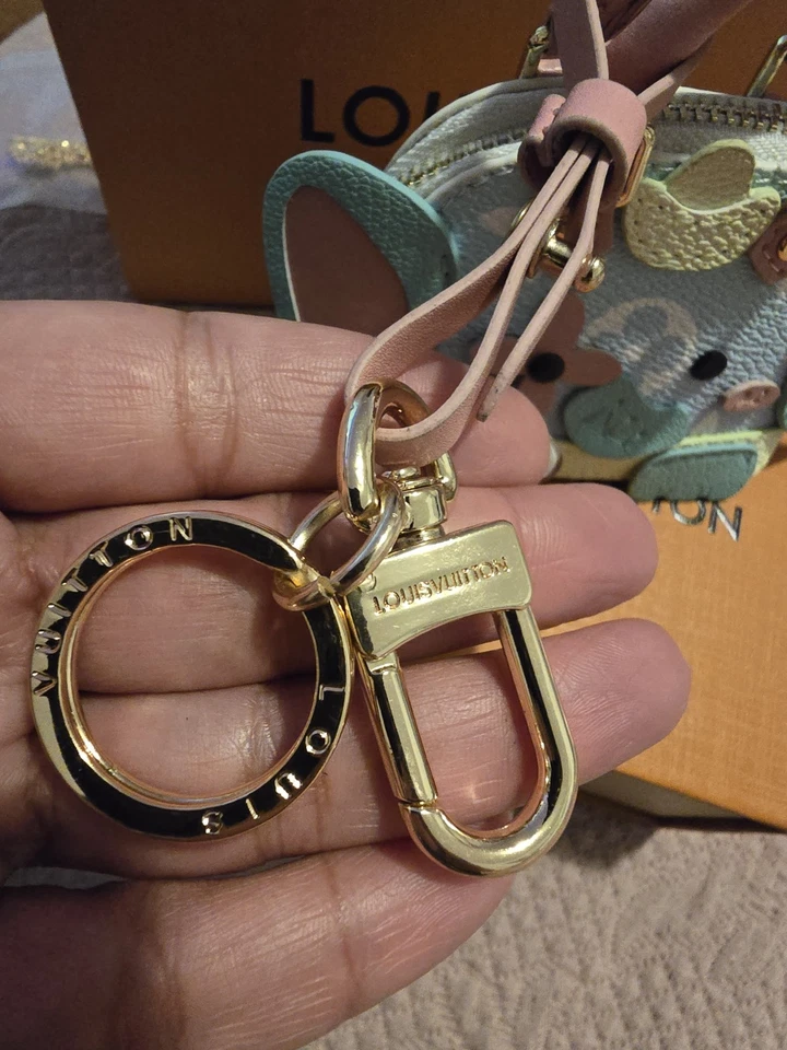 Dije de bolso reciclado. Con bolsa antipolvo y caja. Nunca usado. Foto 2 de 4