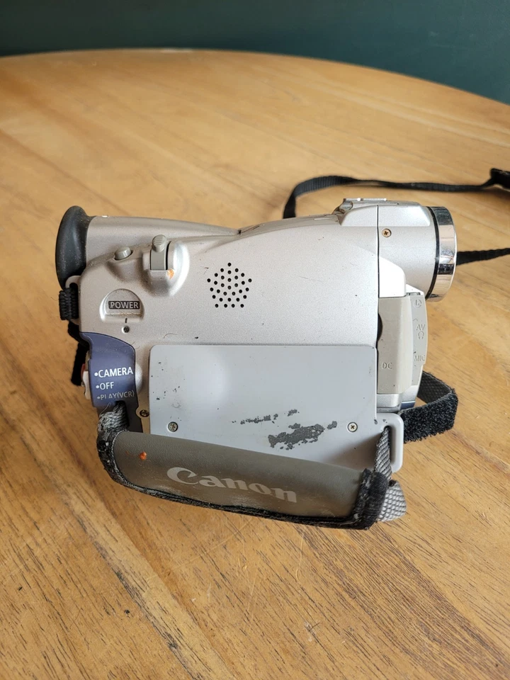 Canon ZR40 NTSC 360 Digital Zoom 18X Handheld Digital Video Camcorder - Image 3 of 4