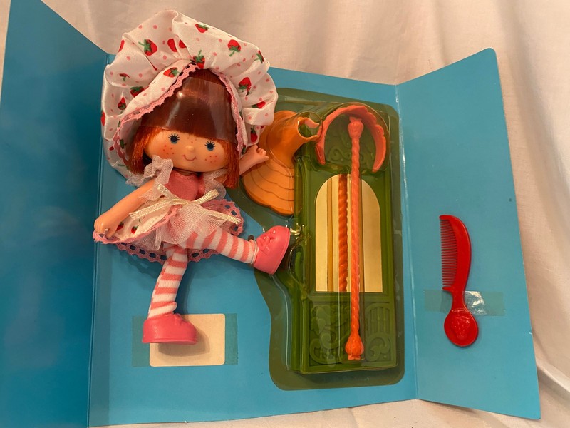 Dancing Strawberry Shortcake Doll Vintage 1983