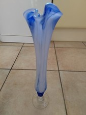 Vase soliflore  verre bleu  blanc marbré sur pied, bord ondulé Jean Luc Gambier