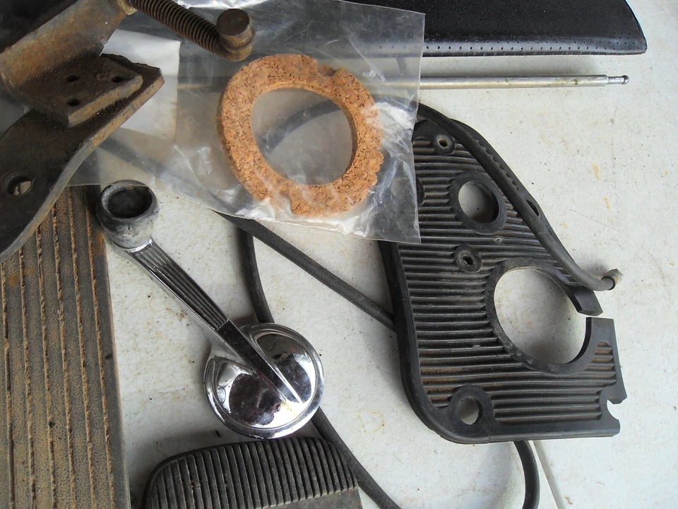 1958 CHEVROLET YEOMAN PARTS LOT ANTENNA PEDALS VISOR DOOR HANDLE  - Image 4 of 4