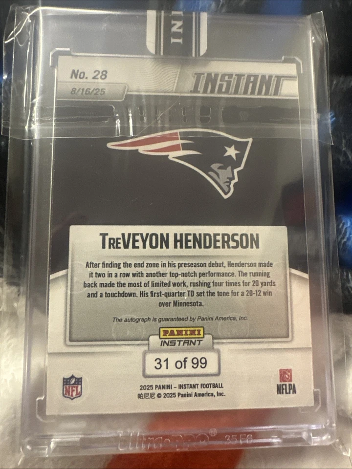 Fútbol instantáneo Panini 2025 TreVEYON Henderson/99 Auto Patriots RC solo arriba📈 Foto 2 de 2