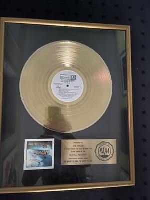 Goldene Schallplatte Verliehen An Joe Walsh für Sein Soloalbum LP