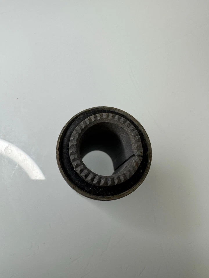 3775762 Nuevo de Lote Antiguo GM 1963-1974 Chevrolet Corvette Barra de Puntal Trasero Buje Nuevo Foto 4 de 4