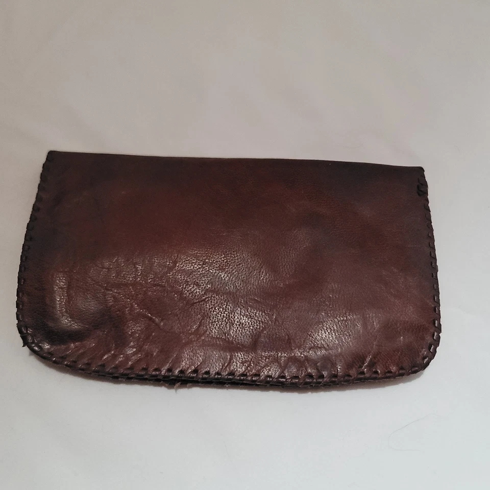 Cartera clutch artesanal de cuero bordado antiguo cierre a presión Foto 2 de 4