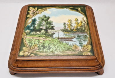 Ancien Dessous-de-plat En Bois Et Faïence - Décor Paysage, Rivière Et Barque - Vintage