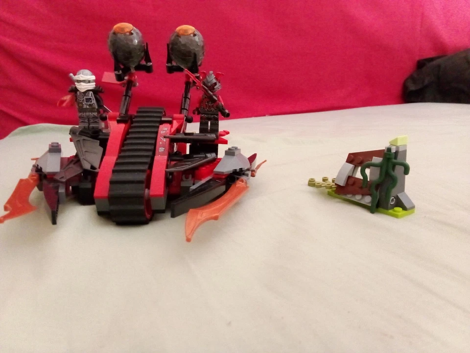 LEGO Ninjago 70624 Vermillion Invader, photo 2 sur 2