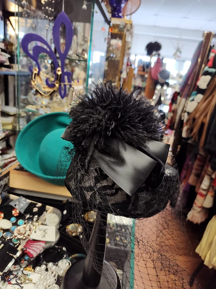 KOKIN BLACK & SILVER PILLBOX WITH FEATHERS AND VIEL GORGEOUS - Image 4 of 4