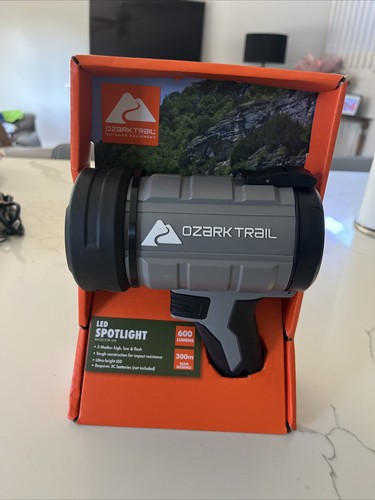 Foco LED Ozark Trail 600 lúmenes 300 m distancia de haz ¡¡NUEVO Y SELLADO DE FÁBRICA!!! - Imagen 1 de 3
