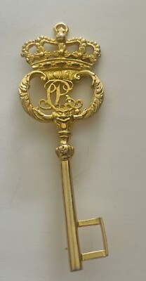 CASTLECLIFF SIGNED GOLD CROWN ROYAL CORONATION KEY BROOCH SKELETON VINTAGE LARGE