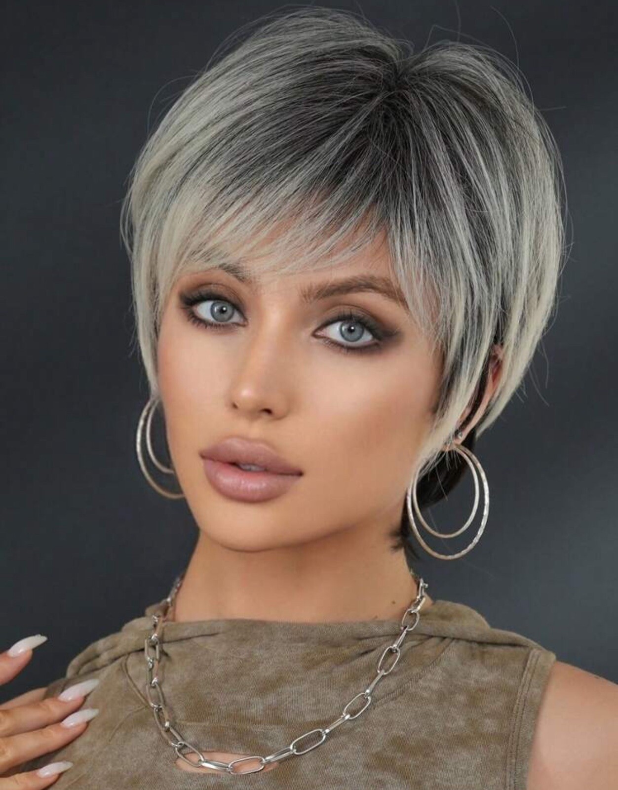 Perruque synthétique pixie grise avec frange coiffure rapide pour le bureau et sorties