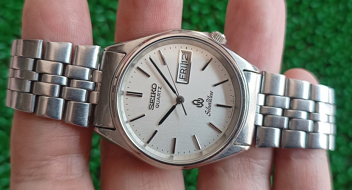 NICE VINTAGE SEIKO SILVER WAVE 8229-703B QUARTZ GENT SIZE WATCH