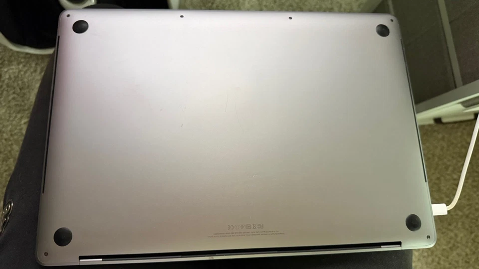 Apple MacBook Pro 15" MLH32LL/A i7 2016 2,9 GHz/16 GB/256 GB SSD/Radeon Pro 450 2 GB Foto 2 de 4