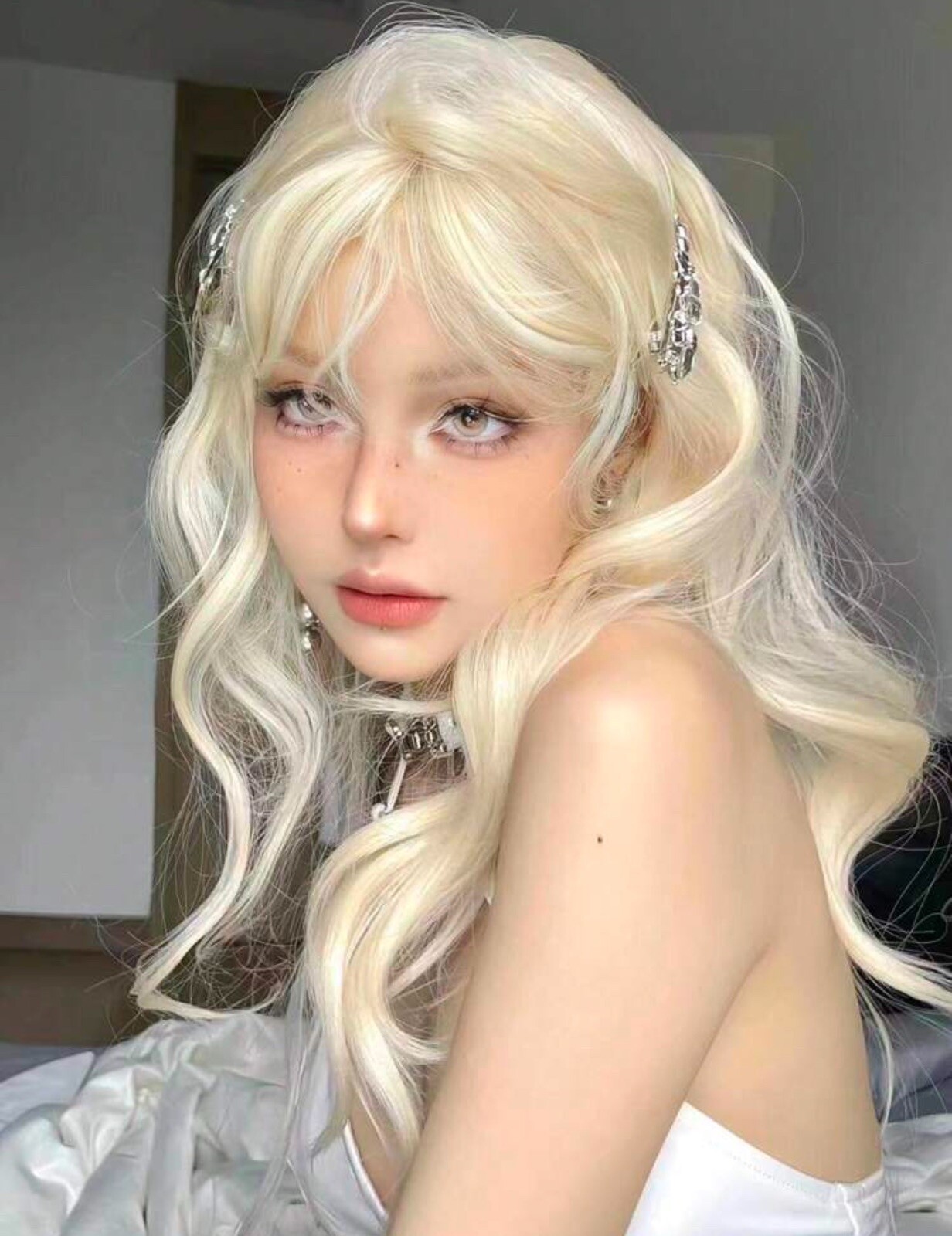 Perruque blonde platine frange pour changer de look sans abîmer vos cheveux