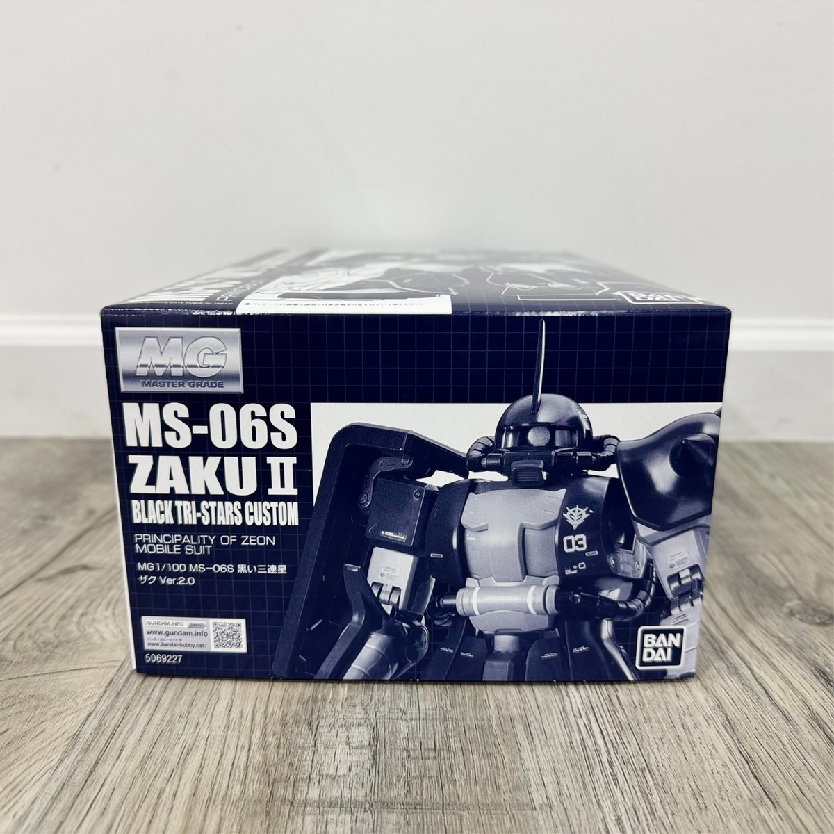 Premium Bandai MG 1/100 MS-06S ZAKUII (BLACK TRI-STARS CUSTOM) VER