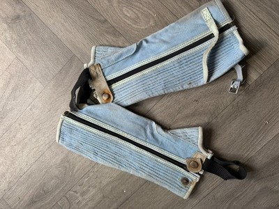 Hellblaue Halbchaps