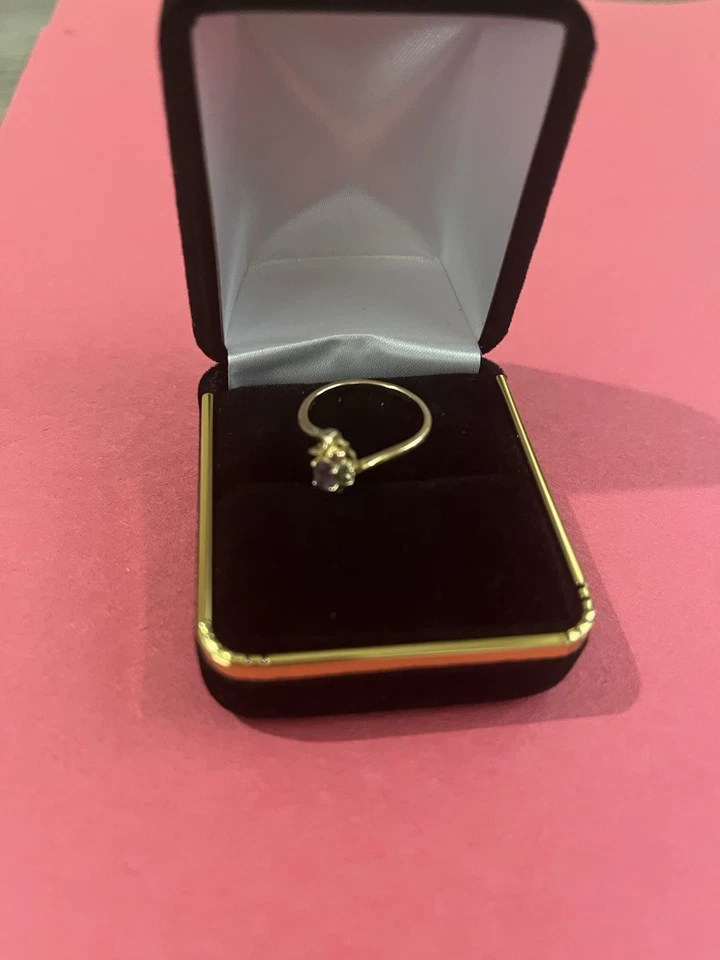 Anillo para damas 14K YG con piedra central de amatista de 1/4 quilate talla 5 Foto 3 de 3