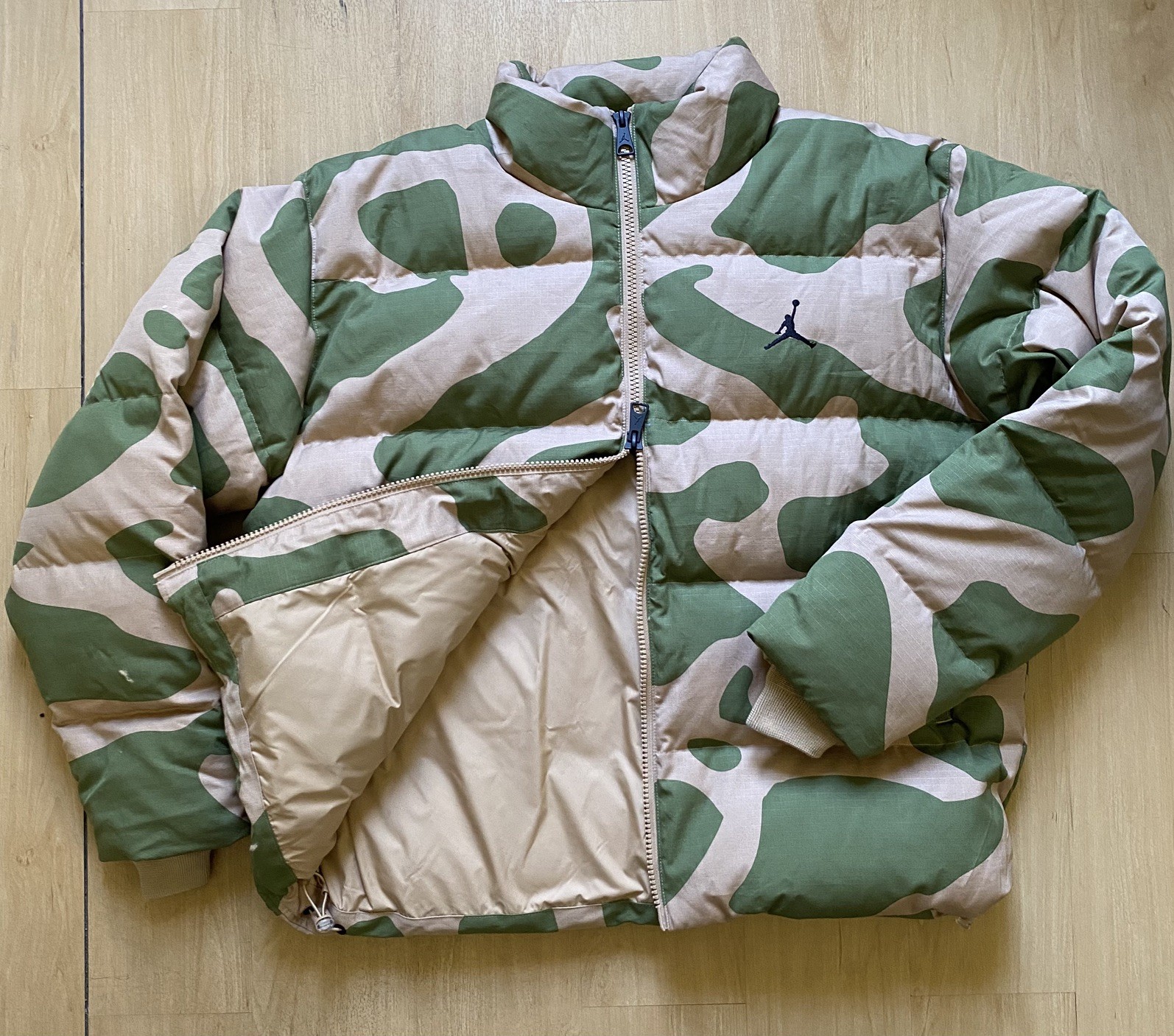 Nike Air Jordan Green Camo Heritage Down Puffer Jacket FB6988-200 Men's Size XL thumbnail 2