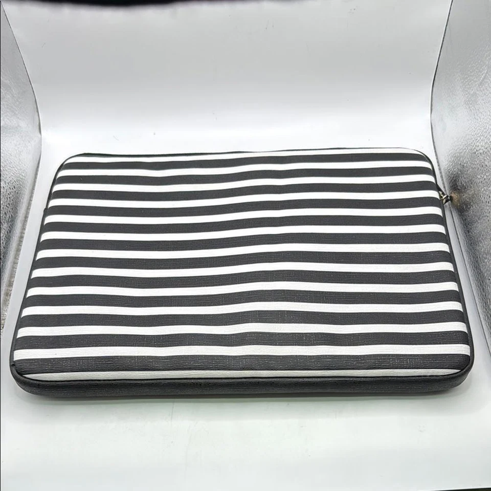 Kate Spade Estuche Acolchado para Laptop Bolso Negro Blanco Rayas Manga con Cremallera Foto 2 de 4