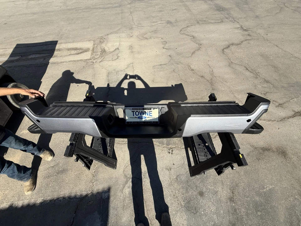 Parachoques Ford F-250/350/450 plata icónica 2023-2025 Foto 3 de 4