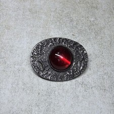 Broche prendedor vintage antiguo artesanías ovalado de peltre cabujón de vidrio rojo años 1900