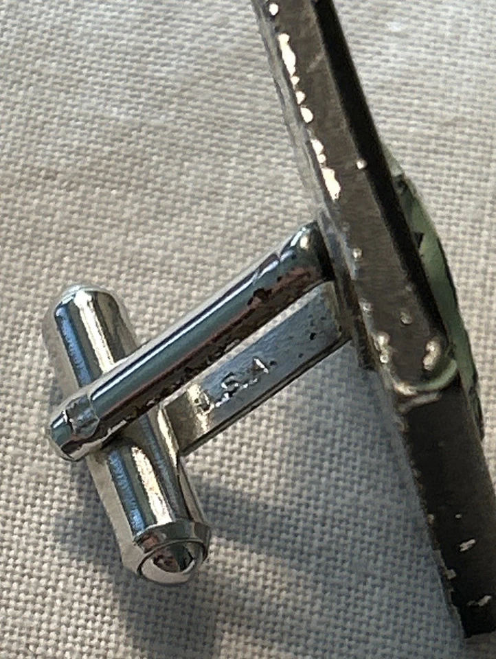 Abotoaduras vintage Hickok EUA unicórnio esmalte preto tom prata 1” quadrado década de 1950’s - Imagem 4 de 4