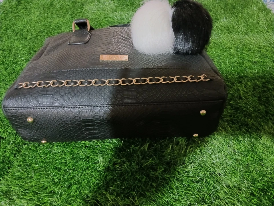 Bolsa de braço BCBG preta feminina marca - Imagem 2 de 4