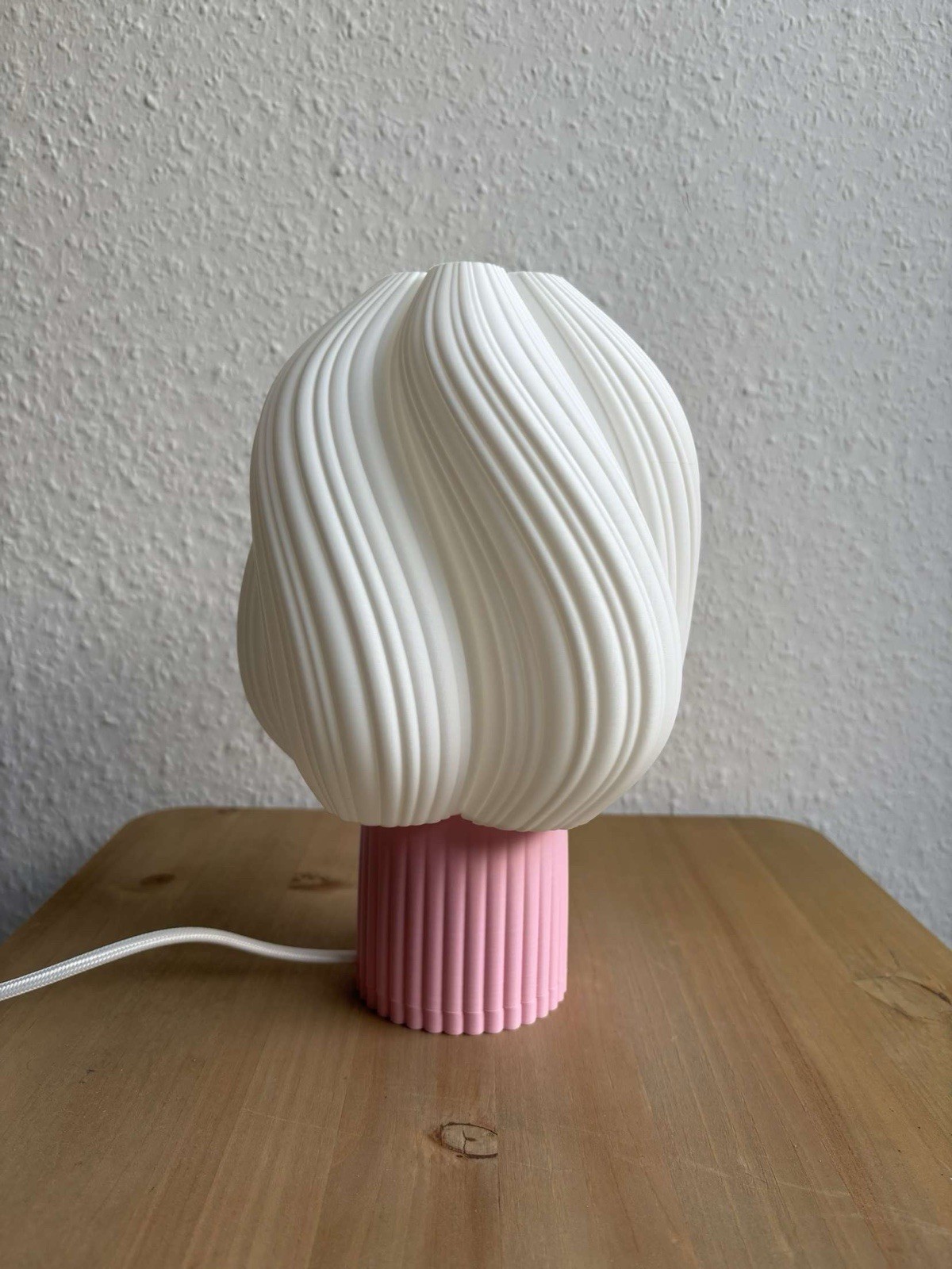 Lampe de chevet design rose et blanche originale style pop vintage modèle Ice Cream 25cm