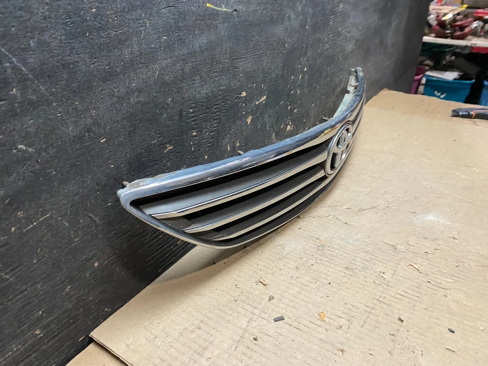 Parrilla superior delantera Toyota Camry 2005 a 2006 fabricante original u7694 DG Foto 3 de 4