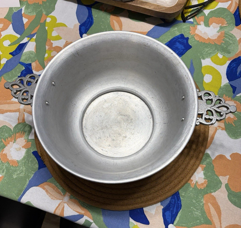 Silver Aluminum Round Bowl w/ Double Handles, 1 Gal, 10 in Dia, Gas Compatible