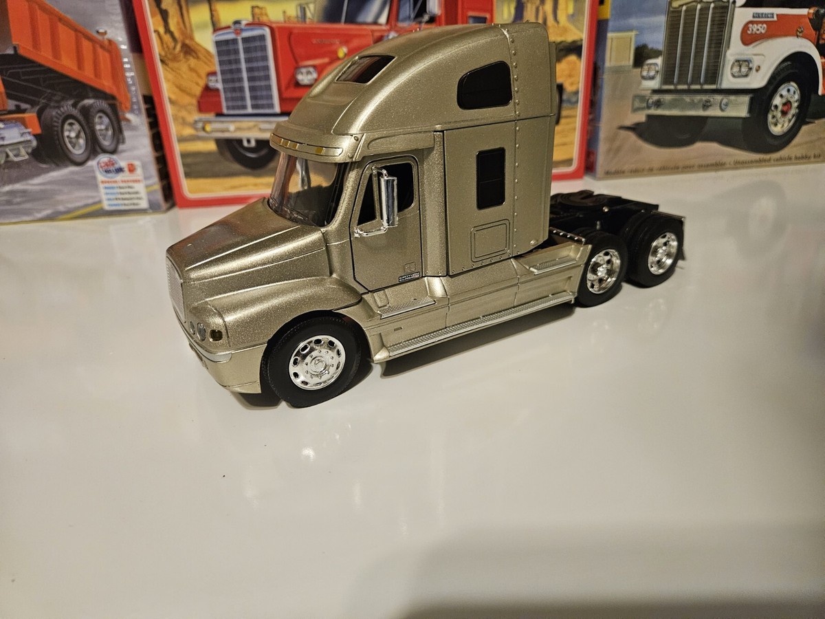 1/32 Scale Diecast Replica By NewRay Freightliner Century Class Semi Truck