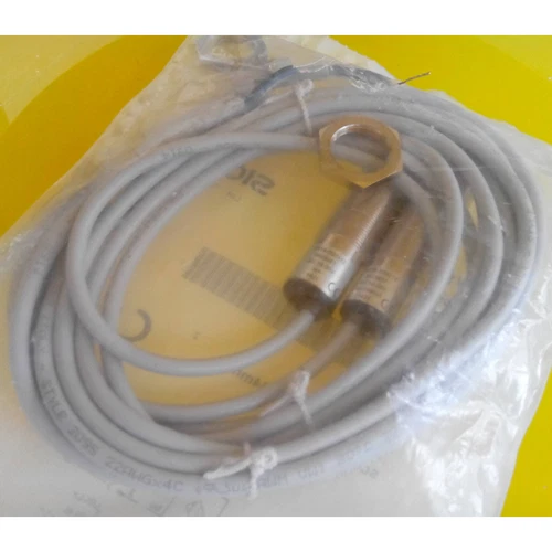 1PC Sick VS/VE18-4P3212 VS/VE184P3212 Photoelectric Sensor New Expedited Shpping - Picture 2 of 2