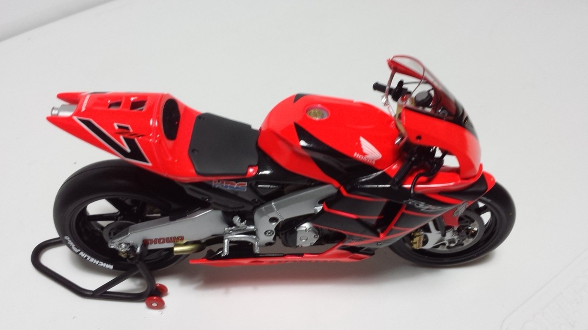 ミニカー MINICHANPS Honda RC211V Valentino Rossi s-l400.jpg