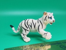 White Siberian Tiger Cub Pawing Vanishing Wild Life 1996 Safari Toy Cat Figure