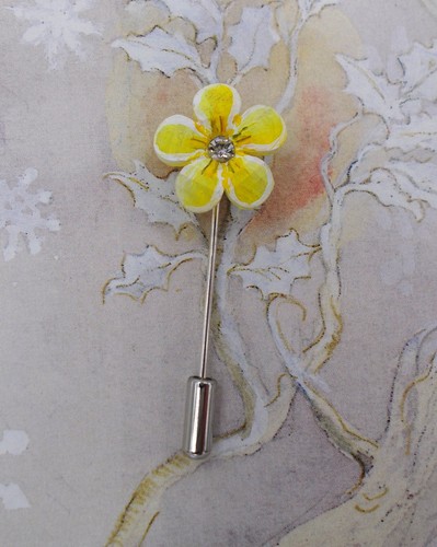 Small Yellow PRIMROSE PIN Yellow Primula Friendship Brooch Lapel HAND PAINTED - Picture 3 of 8